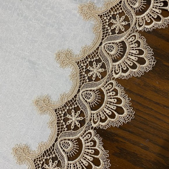 Gorgeous Lace Embroidered Small Tablecloth, NWOT - Picture 4 of 6